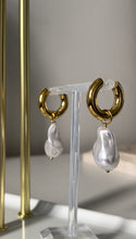 Load image into Gallery viewer, Georgi hoops
