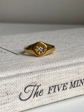 Load image into Gallery viewer, Star Signet Ring
